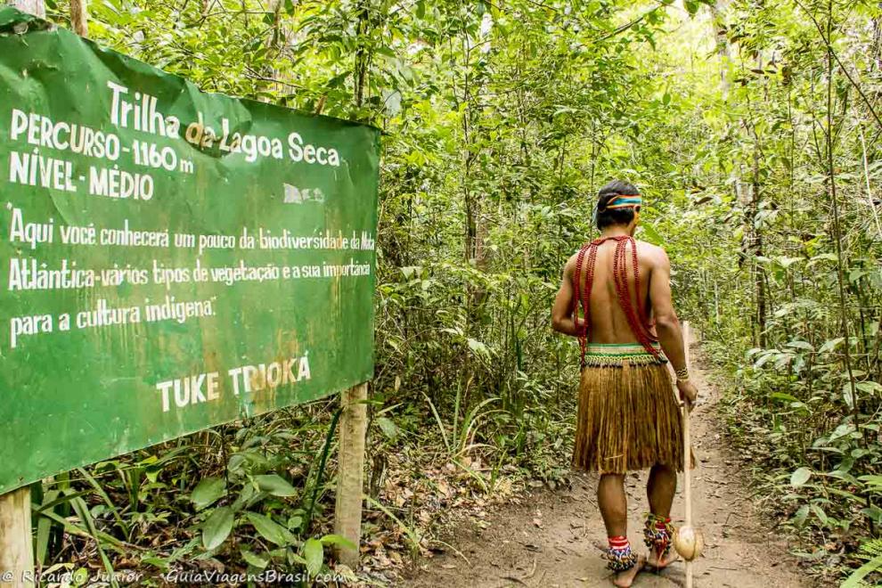 Imagem de uma placa que indica trilha da Lagoa Seca.